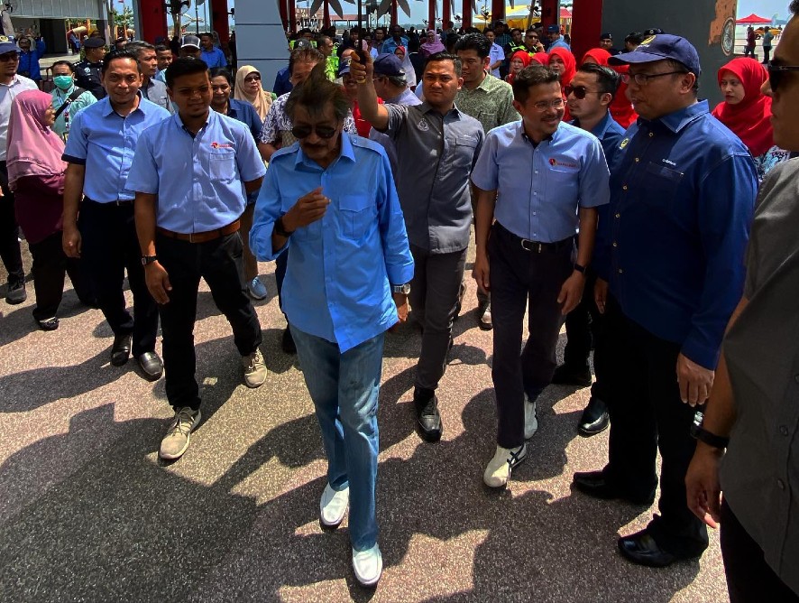 container-ship-arriving-886×668(12)